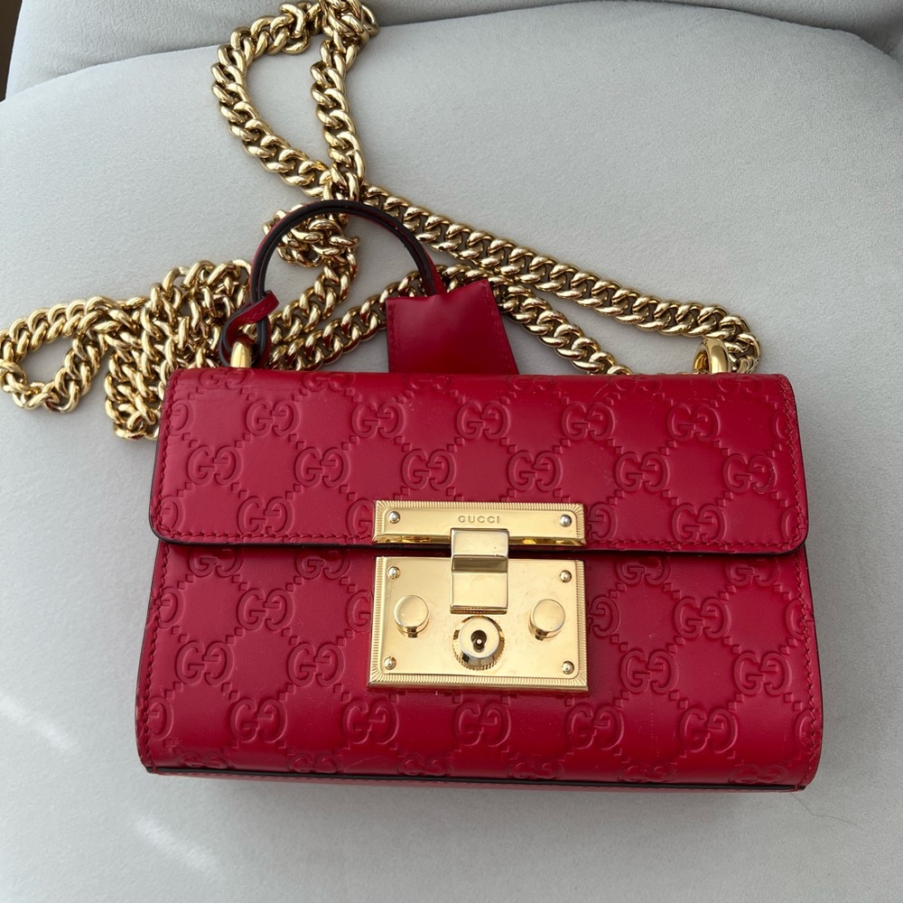Gucci small padlock red handbag. Bought from Gucci store in Montréal